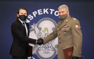 Handshake between Krystian Zięć and the head of the Armament Inspectorate