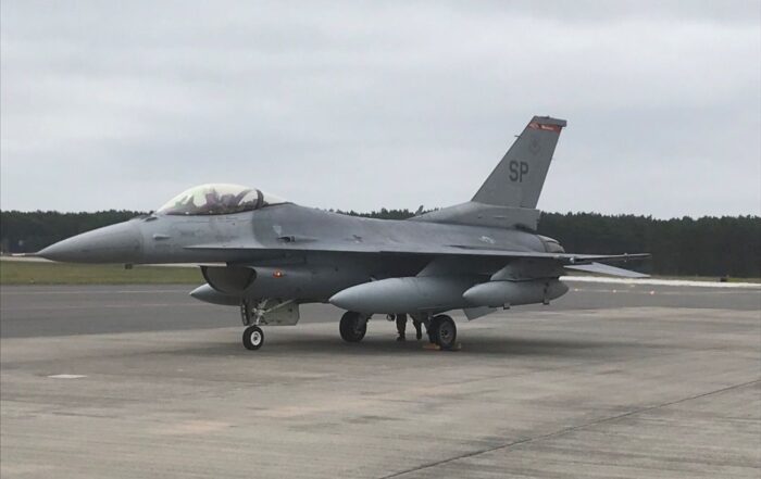 Samolot F-16 na płycie lotniska